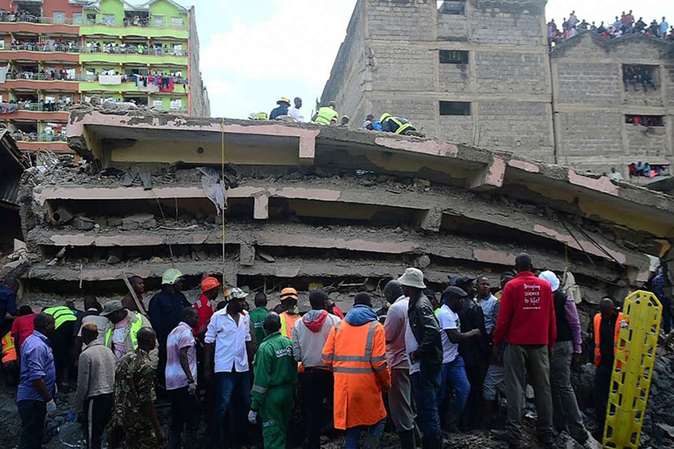 Kenya'da 6 katlı bina çöktü: 6 ölü, 4 yaralı Kenya'da 6 katlı bina çöktü: 6 ölü, 4 yaralı